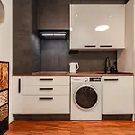 Six In The Apartment, ليوبليانا