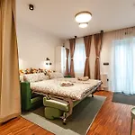 Six In The Apartment, شقة ليوبليانا