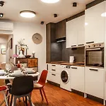 Six In The Apartment, شقة *