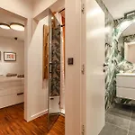 Six In The Apartment, شقة ليوبليانا