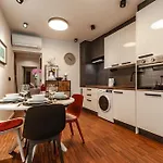 Six In The Apartment, شقة *