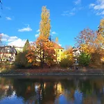 Six In The Apartment, شقة *