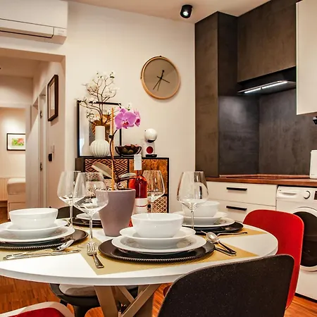 Six In The - Stylish Ground-floor In Old Town With Private Entrance *