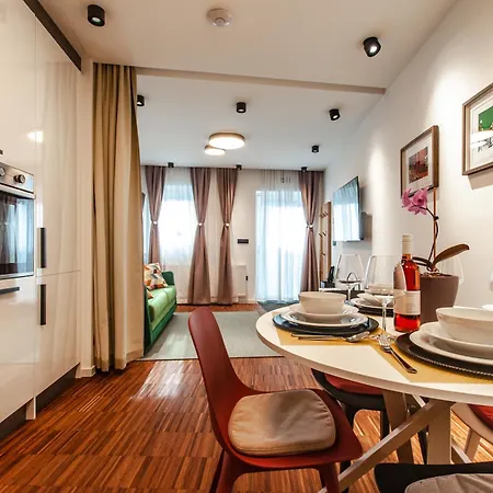 Six In The Apartment, * Lubiana