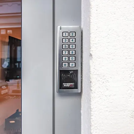 公寓 Six In The Apartment,