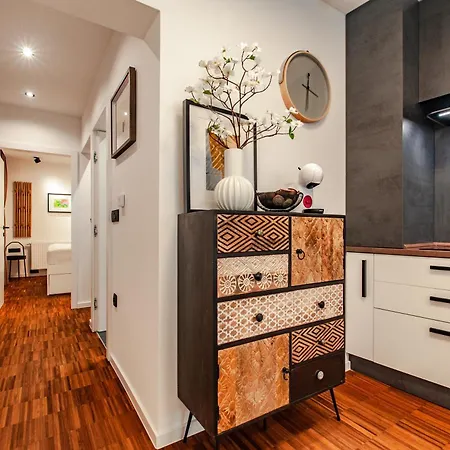 Six In The Apartment, Appartamento Lubiana