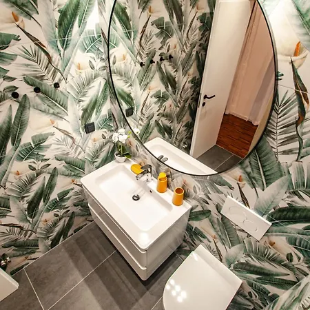 Six In The - Stylish Ground-floor In Old Town With Private Entrance