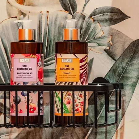 Six In The Apartment, 公寓 *