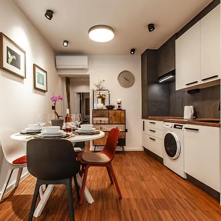 アパート Six In The - Stylish Ground-floor In Old Town With Private Entrance リュブリャナ