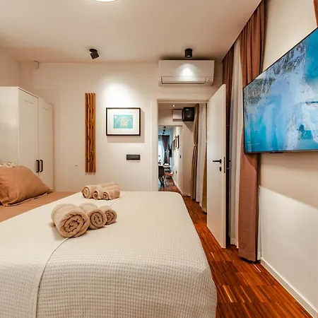 Six In The - Stylish Ground-floor In Old Town With Private Entrance * リュブリャナ