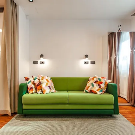 Six In The - Stylish Ground-floor In Old Town With Private Entrance *