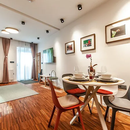 Six In The Apartment, 公寓