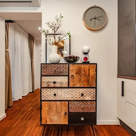 Six In The Apartment, Appartamento Lubiana