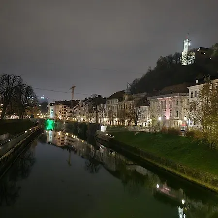 Six In The - Stylish Ground-floor In Old Town With Private Entrance Ljubljana