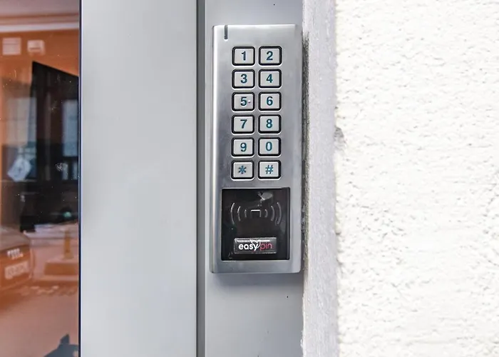 Апартаменти Six In The Apartment,