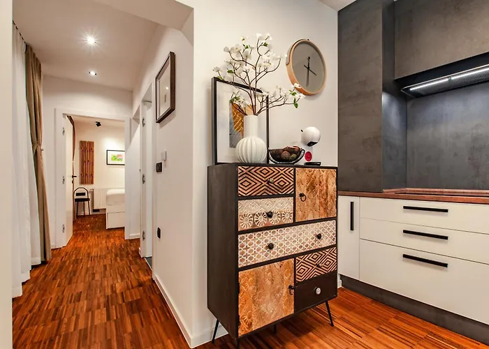 Six In The Apartment, Апартаменти Любляна