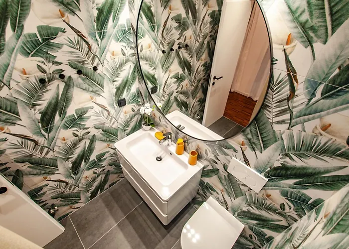 Six In The Apartment,