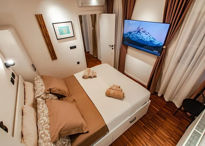 Six In The Apartment,