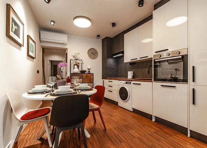 Six In The Apartment, Апартаменти *