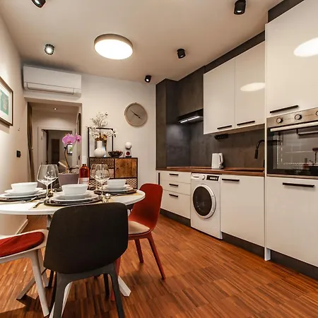 Six In The Apartment, Apartmán *