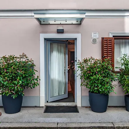 Apartmán Six In The Apartment, *