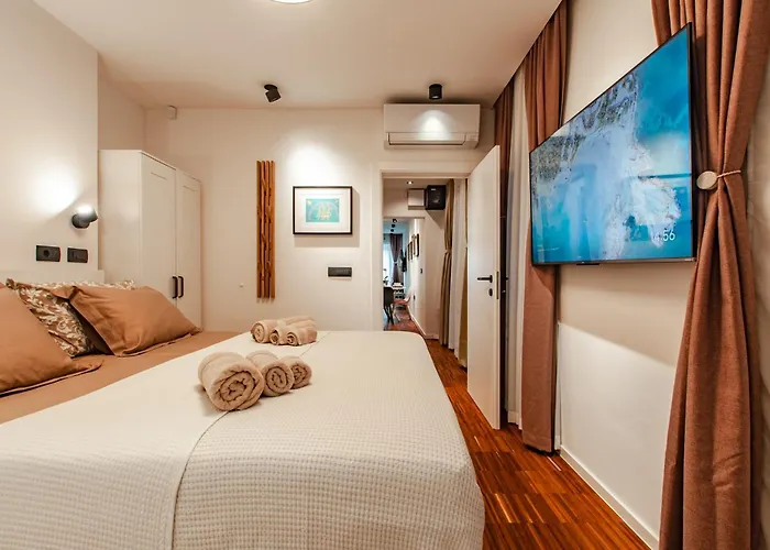 Six In The Apartment, * Lublana