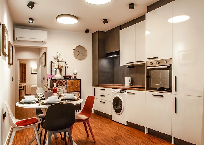 Six In The Apartment, Apartament *