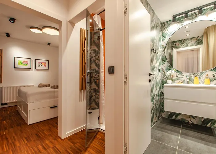 Six In The Apartment, Apartament Lublana